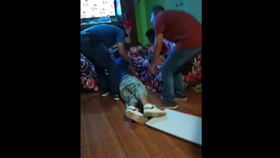 Person falls face forward while playing virtual reality game in Tacámbaro, Mexico