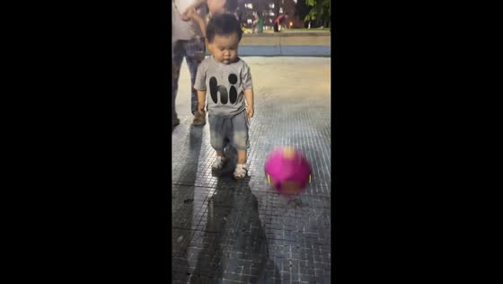 Toddler's priceless reaction to bouncing toy brings laughs in Guangdong, China