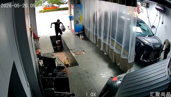 Man falls into inspection pit inside mechanic shop in Shandong, China