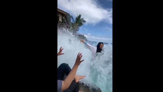 Ocean play: synchronicity in waves
