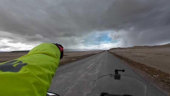 Motorcyclist rides through intense hailstorm in Xinjiang, China