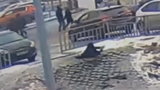 Man survives 10-meter fall into landslide hole in Nizhny Novgorod, Russia
