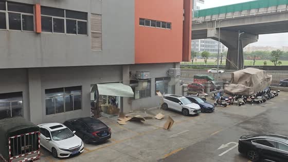 Strong wind rips shutter and sends cardboard flying in Guangdong, China