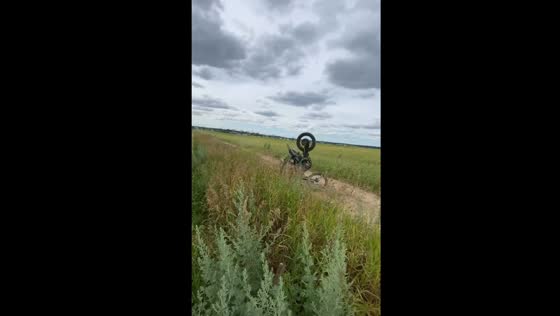 Motorcyclist falls after attempting stunt in Minsk, Belarus