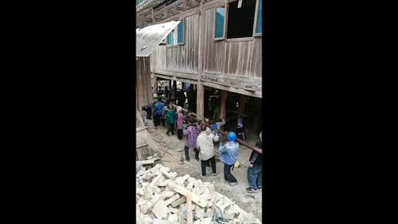 Community lifts and moves wooden house in Guizhou, China