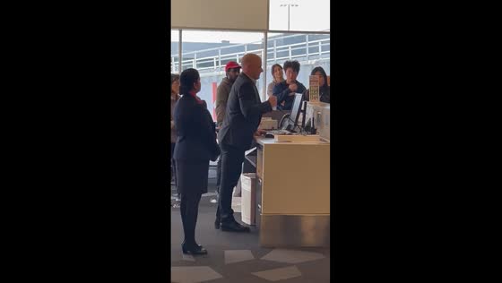 Passengers face delays and frustration at Tullamarine Airport, Melbourne