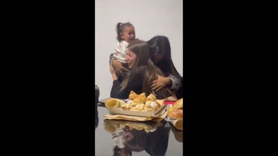 Best friends share emotional pregnancy reveal moment in Buenos Aires, Argentina