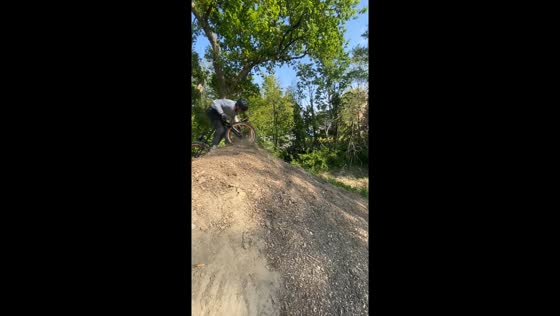 Pro mountain biker's risky maneuver goes awry: gear issue leads to tumbling descent in France