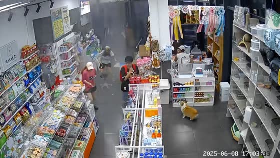 Strong wind bursts into store during heavy rain in Zhejiang, China