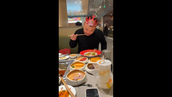 Funny “three-second rule” noodle rescue in Shandong, China