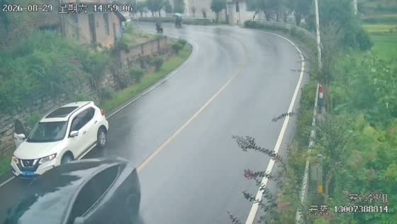 Truck slides sideways before collision on highway in Hunan, China