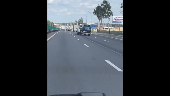 Fearless driver defies odds: nonchalantly navigates car on swaying tow track through Minsk's road