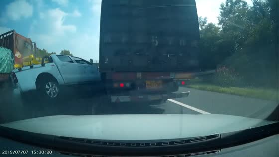 Three-vehicle collision caught on dashcam in Jiangsu, China