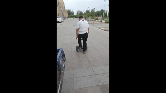 Man falls while trying to ride Segway in Xinjiang, China