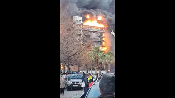 Massive fire engulfs Valencia residential complex, claims at least 10 lives 
