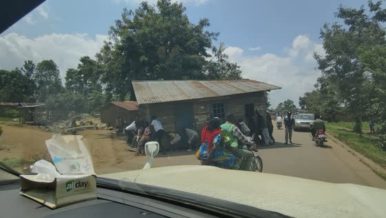People carry entire house through street in Democratic Republic of the Congo