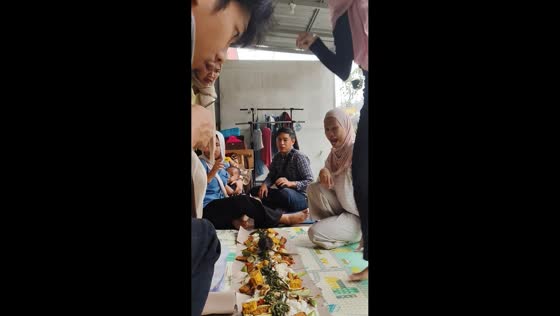 Rat dashes across lunch spread during gathering in Depok, Indonesia