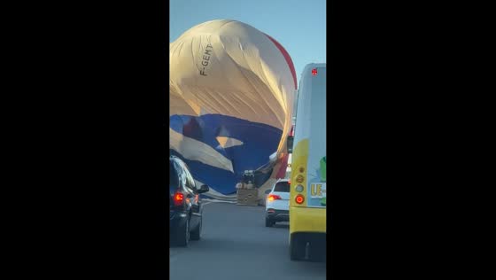 Hot air balloon makes emergency landing on boulevard in León, Mexico