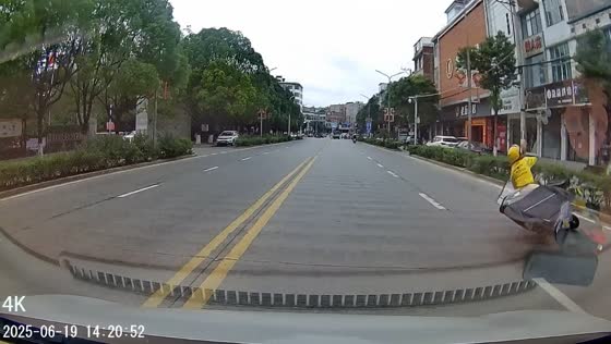 Electric motorcycle crashes after canopy detaches in Yunnan, China