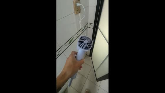 Hair dryer switch unexpectedly controls ceiling light in Sichuan, China