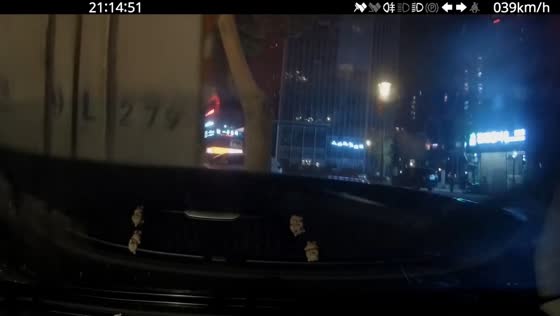 Car crashes into truck after sudden lane change in Fujian, China