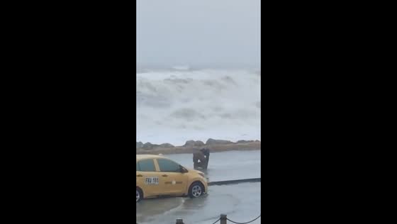 Massive waves flood streets and damage vehicles in Cartagena, Colombia