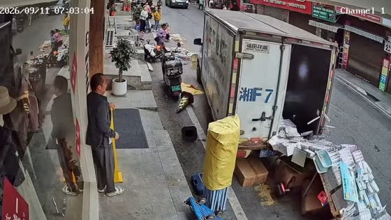 Runaway truck crashes into street stalls in Yueyang, Hunan, China