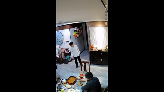 Boy accidentally splashes father with hot soup during mealtime in Shandong, China