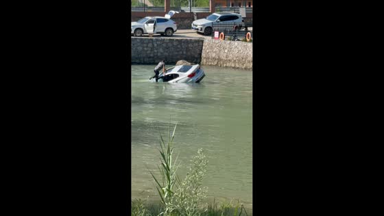 Man jumps from sinking car into water in Guizhou, China