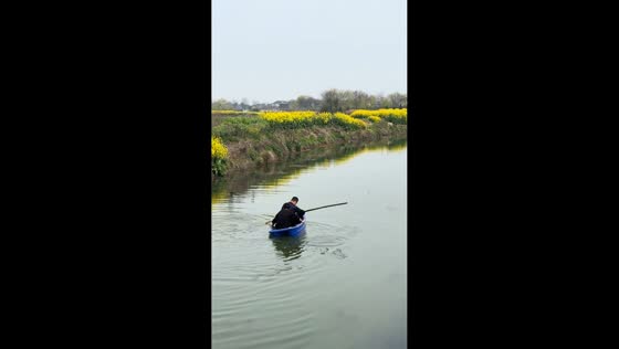 Boat flips after mishandled bamboo pole in Zhejiang, China