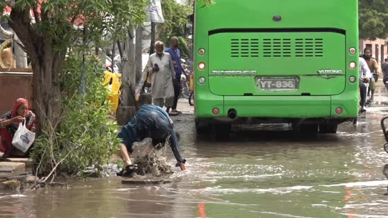 Man falls into hidden hole during flood in Karachi, Pakistan