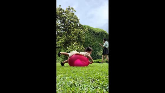 Girl's balloon ride ends with a gentle tumble in Henan, China