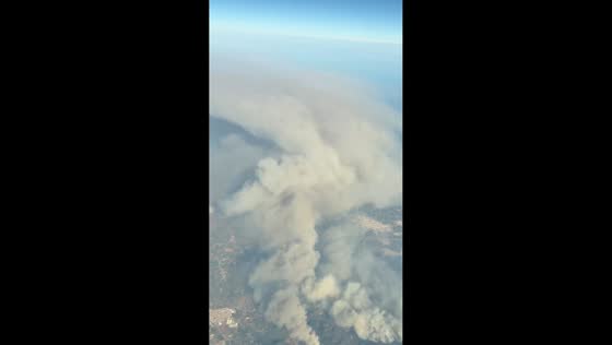 Massive wildfire sends towering smoke plume over Alicante, Spain 