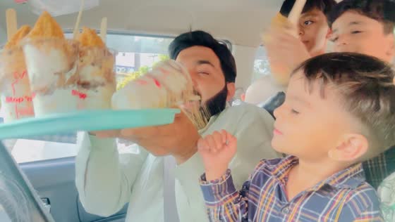 Ice creams spill after tray slips in Lahore car