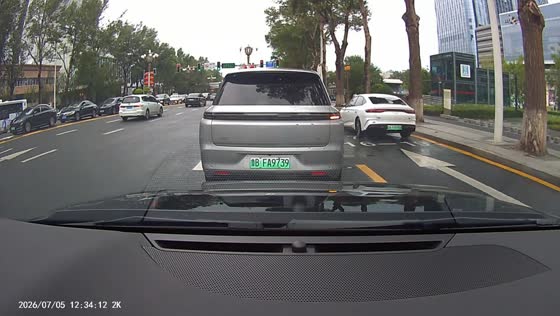 Man attempts pengci in front of a car in Jilin, China