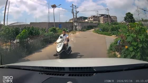 Distracted scooter rider narrowly avoids collision in Guangdong, China
