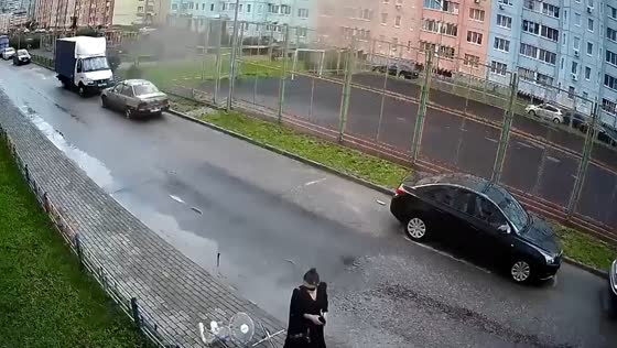 Close call: Voronezh woman narrowly escapes injury as fan falls from balcony