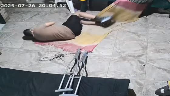 Hammock snaps causing man to fall in Yopal, Casanare, Colombia