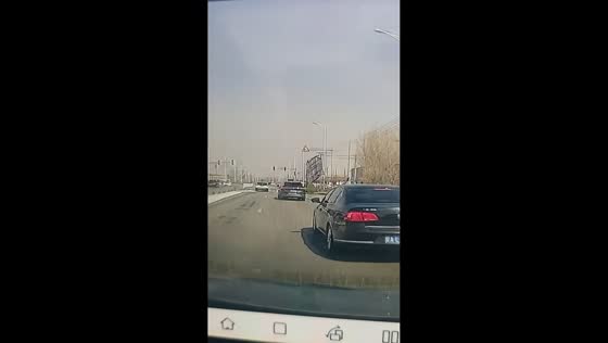 Strong winds send metal debris flying across highway in Shenyang, China
