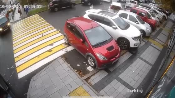 Driver with stuck gas pedal triggers major multi-vehicle crash in Vladivostok, Russia
