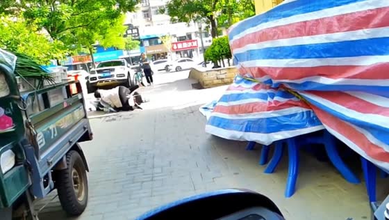 Elderly riders lose balance on electric bike in Shanxi, China