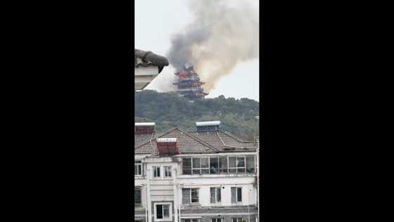 Fire engulfs pagoda at Yongqing Temple in Zhangjiagang, China