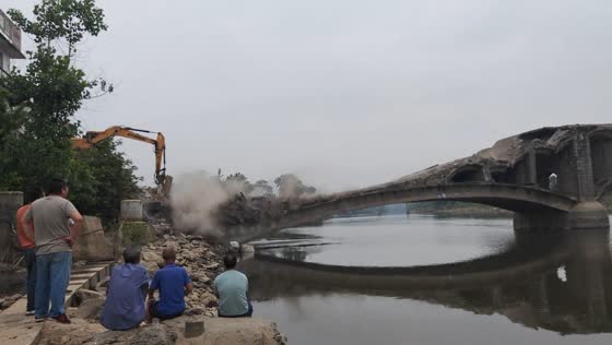 Spectators run as bridge demolition sends wave across river in Jiangxi, China