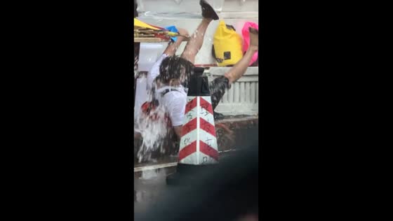 Yunnan water splashing festival: hilarity ensues as local's counterattack ends in slip!