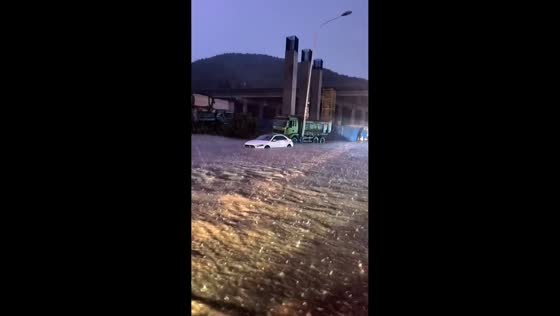 Flash flooding leaves vehicles stranded on flooded street in Jinan, Shandong, China