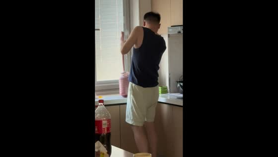 Man startled by exploding drink container in Neimenggu, China