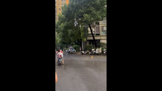Rare localized rain shower falls from clear sky in Anhui, China