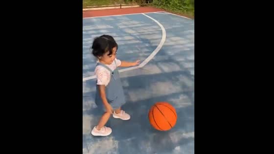 Slippery puddle causes funny fall during kids’ basketball play in Indonesia