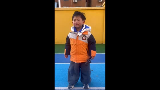 Child gets emotional and teary during heartfelt speech in Jiangsu, China