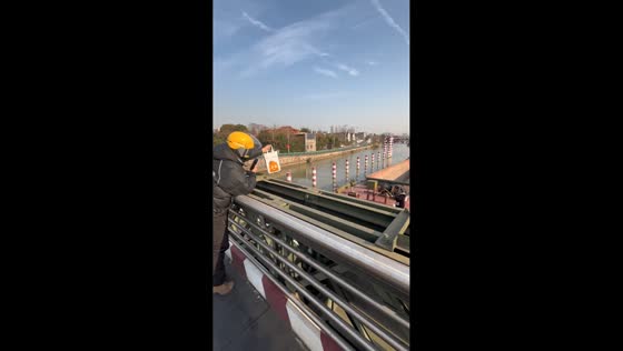 Food delivery to a boat captured in Jiangsu, China